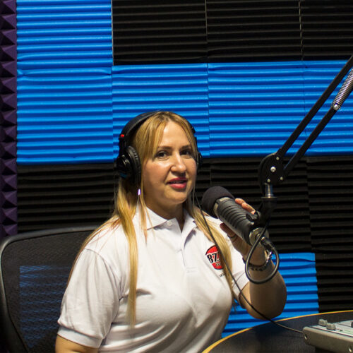 Profeta Addy Caamano dirige el programa show De madrugada te buscaré en Almavision Radio Miami 87.7FM