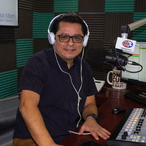 David González locutor en la cabina de Almavisión Radio Miami 87.7FM