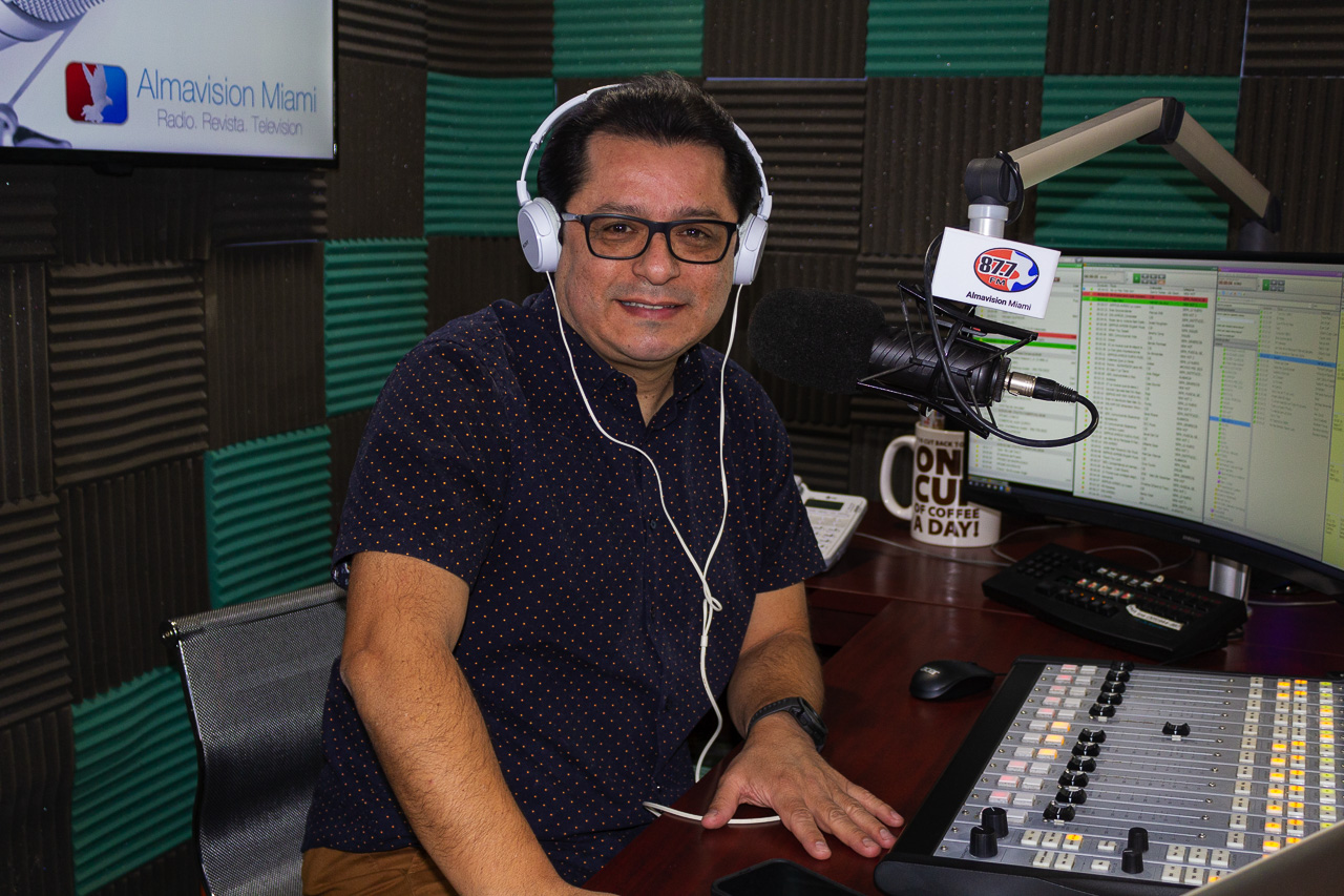 David González locutor en la cabina de Almavisión Radio Miami 87.7FM