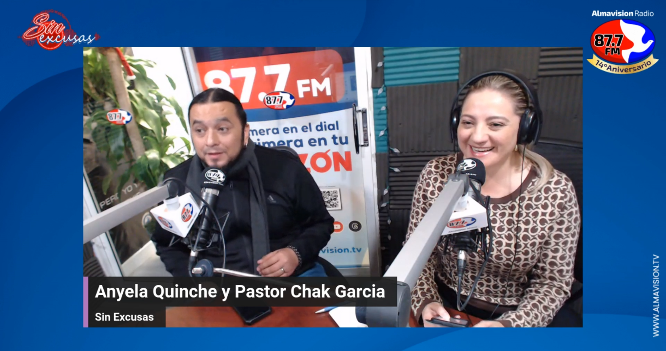 Anyela Quinche entrevista al pastor Chak García en el radio show Sin excusas.