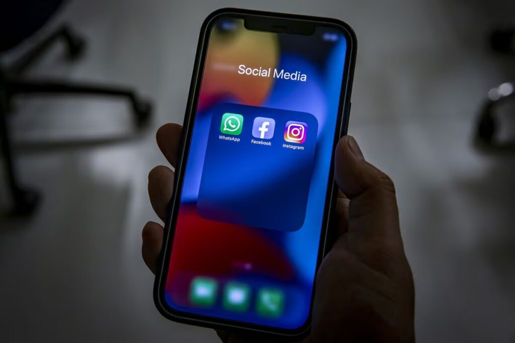 Aplicaciones de Instagram y Facebook en un móvil.