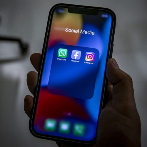 Aplicaciones de Instagram y Facebook en un móvil.