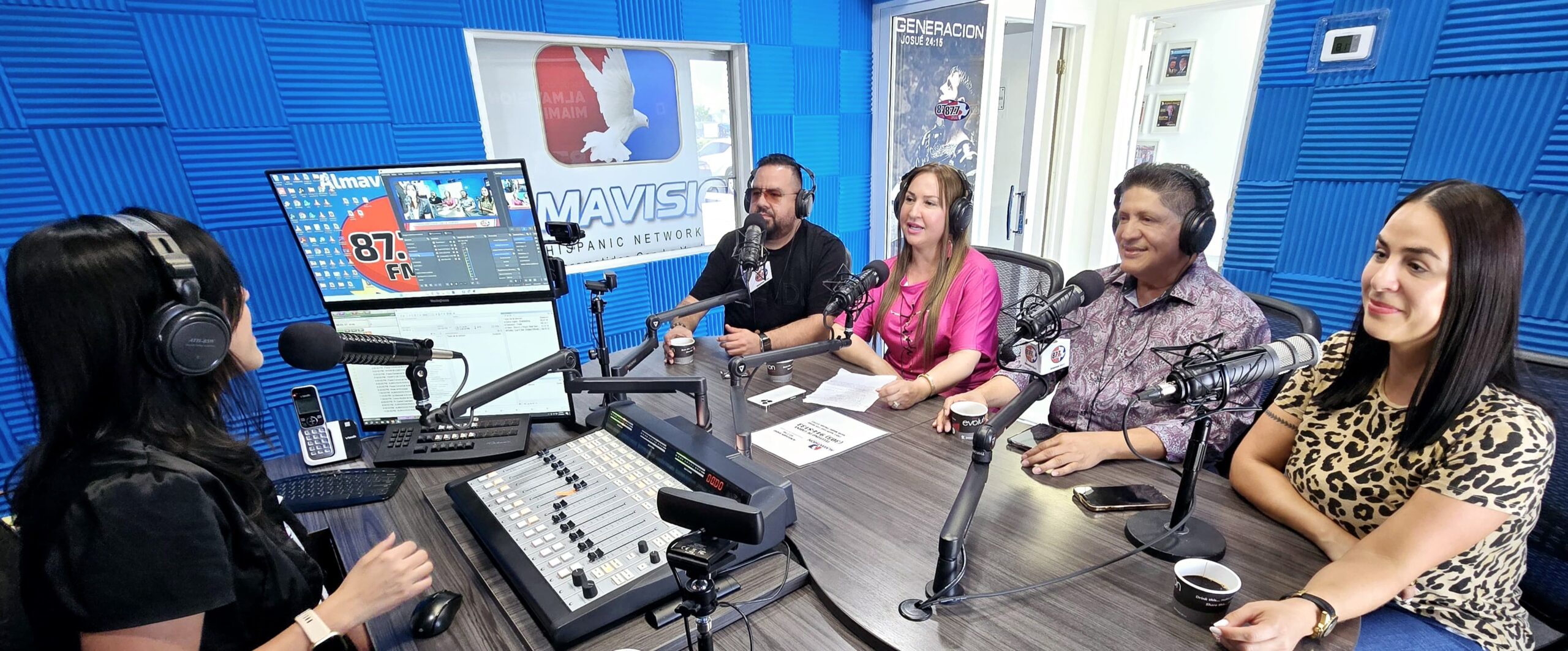 Equipo de Conversanando. Almavision Radio Miami.